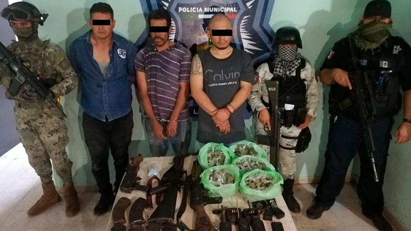 Detienen a tres individuos con armas largas y droga