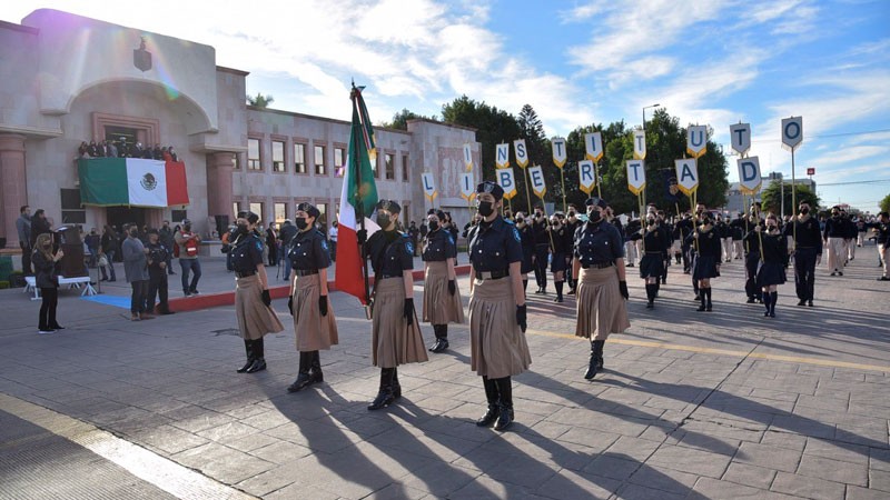 Encabezan autoridades civiles y militares el Día de la Bandera